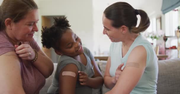 Kaukasiska Lesbiska Par Och Deras Afrikanska Amerikanska Dotter Pekar Bandage — Stockvideo