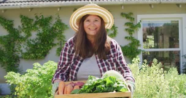 Retrato Mulher Caucasiana Feliz Segurando Legumes Sorrindo Jardim Vida Doméstica — Vídeo de Stock