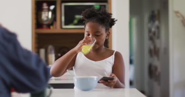 Счастливая Кавказская Лесбийская Пара Африканская Американская Дочь Завтракают Кухне Домашняя — стоковое видео
