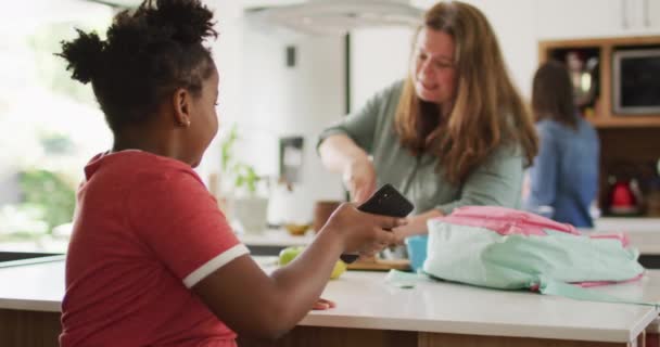 Mujer Caucásica Feliz Hija Afroamericana Usando Teléfono Inteligente Cocina Vida — Vídeos de Stock