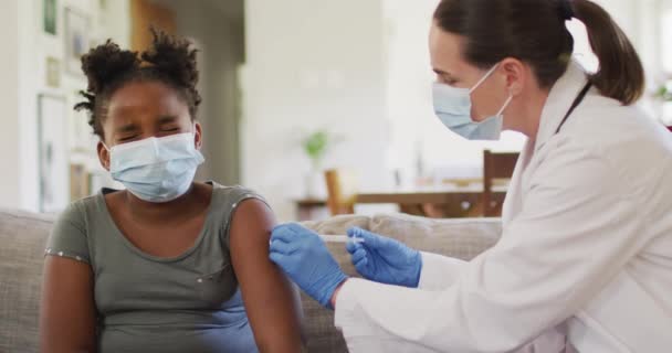 African American Girl Caucasian Female Doctor Wearing Face Masks Vaccinating — Stock Video