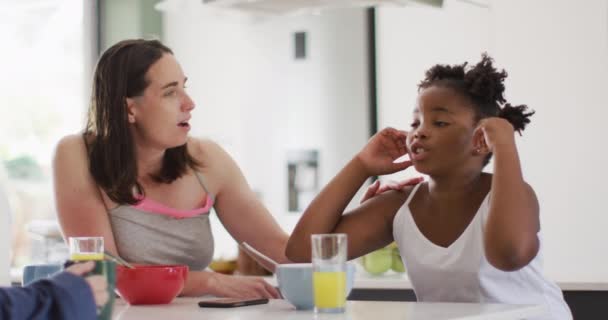 Счастливая Белая Женщина Африканская Американская Дочь Завтракают Кухне Домашняя Жизнь — стоковое видео