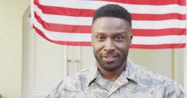 Amerikan bayrağında gülümseyen Afrikalı Amerikan askerinin portresi. Asker evine, ailesine dönüyor..