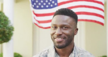 Amerikan bayrağında gülümseyen Afrikalı Amerikan askerinin portresi. Asker evine, ailesine dönüyor..