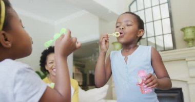 Yetişkin kızları ve torunları olan mutlu Afro-Amerikan büyükanneleri. Aile evde birlikte vakit geçiriyor..