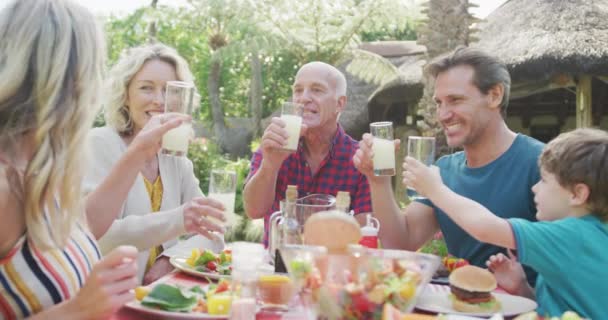 Glückliche Kaukasische Familie Beim Abendessen Und Gespräch Garten Familie Verbringt — Stockvideo