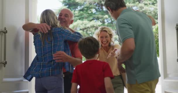 Oğlu Kapıyı Açıp Dedelerini Selamlayan Mutlu Beyaz Bir Çift Aile — Stok video
