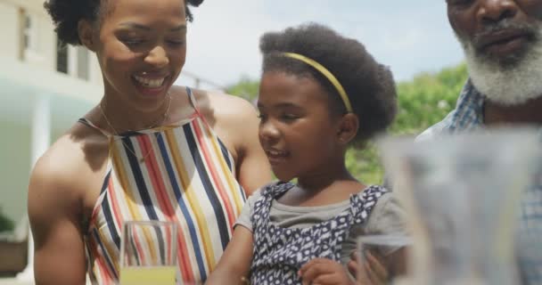 快乐的非洲裔美国家庭吃饭和在花园里吃早餐 家庭一起在户外消磨时间 — 图库视频影像