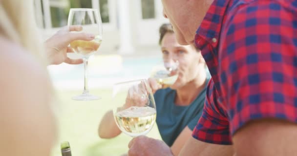 Glückliche Kaukasische Familie Beim Abendessen Und Wein Trinken Garten Familie — Stockvideo