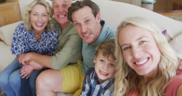 Portrét šťastné bělošské rodiny, jak bere selfie do obýváku. rodina tráví čas spolu doma.