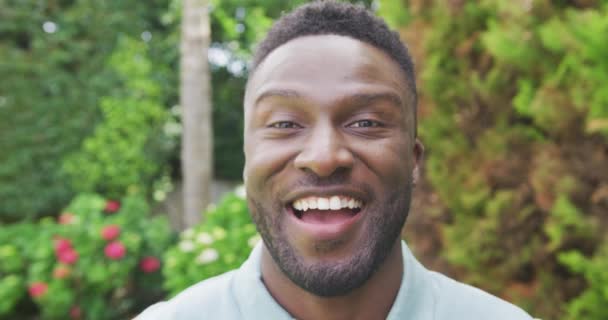 Retrato Del Hombre Afroamericano Sonriente Mirando Cámara Jardín Pasar Tiempo — Vídeo de stock