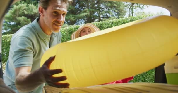 Happy Caucasian Couple Son Packing Car Preparing Holiday Family Spending — Stockvideo