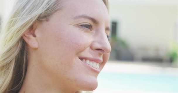 Close Smiling Caucasian Woman Walking Outdoors Pool Spending Time Alone — Stockvideo