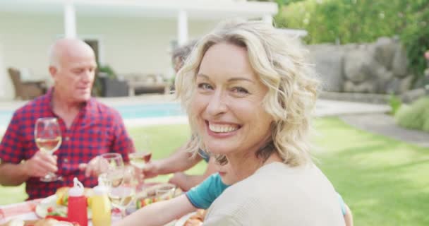 Retrato Mujer Caucásica Feliz Desayunando Con Familia Jardín Familia Pasar — Vídeo de stock