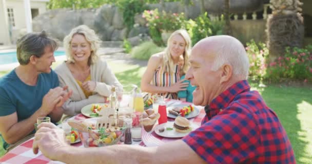 Glückliche Kaukasische Familie Beim Abendessen Und Selfie Garten Familie Verbringt — Stockvideo