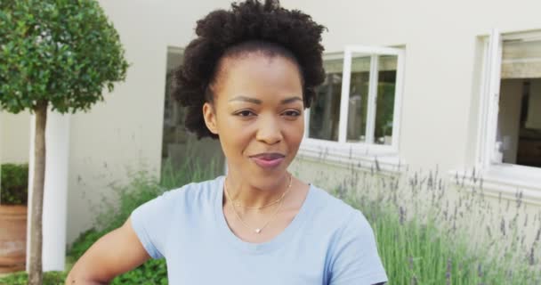 Bahçede Kameraya Bakan Gülümseyen Afrikalı Amerikalı Kadının Portresi Evde Yalnız — Stok video
