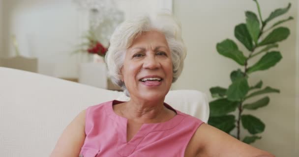 Ritratto Donna Biraciale Anziana Sorridente Che Guarda Macchina Fotografica Salotto — Video Stock