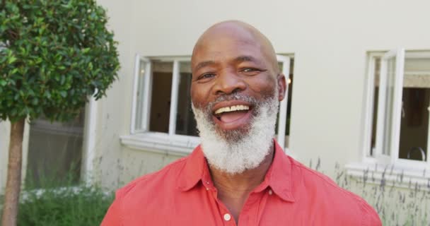 Retrato Anciano Afroamericano Sonriente Mirando Cámara Jardín Pasar Tiempo Solo — Vídeo de stock