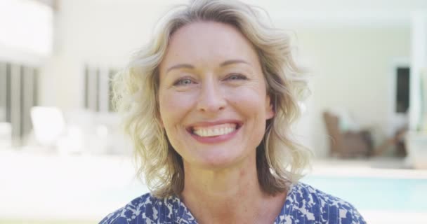 Portret Uśmiechniętej Białej Kobiety Patrzącej Kamerę Przy Basenie Spędzać Czas — Wideo stockowe
