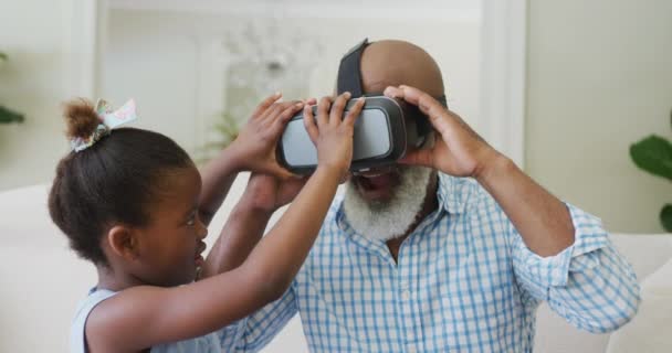 Avô Americano Africano Feliz Usando Fone Ouvido Com Neta Sala — Vídeo de Stock