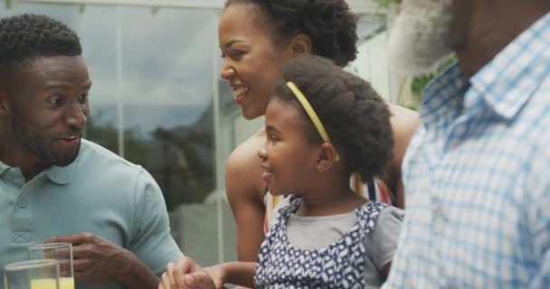 快乐的非洲裔美国家庭在花园里聊天和吃早餐 家庭一起在户外消磨时间 — 图库视频影像