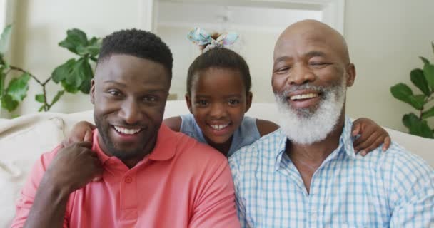 Πορτρέτο Του Χαρούμενου Αφροαμερικανού Παππού Ενήλικο Γιο Και Εγγονή Οικογένεια — Αρχείο Βίντεο