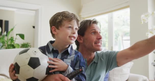 Щасливий Білий Батько Син Дивиться Телевізор Підтримує Вітальні Сім Проводить — стокове відео