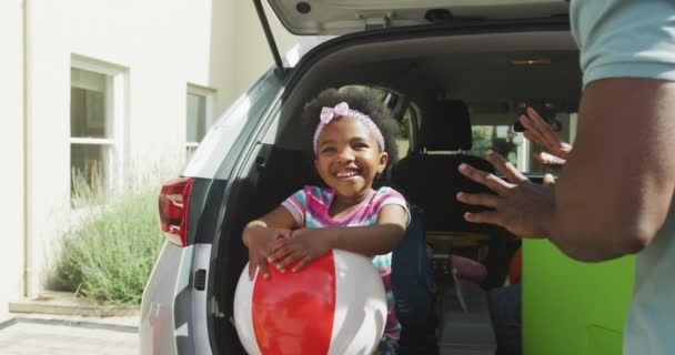 休日にビーチボールと幸せなアフリカ系アメリカ人の家族のパッキング車 家族で屋外で過ごす時間 — ストック動画