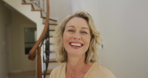 Portret Uśmiechniętej Białej Kobiety Patrzącej Kamerę Domu Spędzać Czas Samotnie — Wideo stockowe