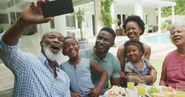 Χαρούμενη Αφροαμερικάνικη Οικογένεια Που Βγάζει Selfie Και Τρώει Πρωινό Στον — Αρχείο Βίντεο