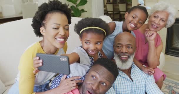 Lykkelig Afroamerikansk Familie Som Sitter Bruker Smarttelefon Stua Familietid Sammen – stockvideo