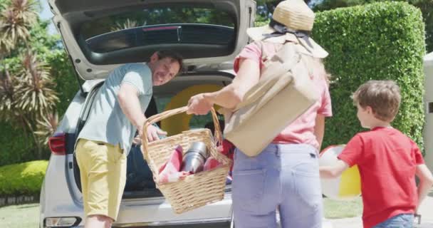 Happy Caucasian Couple Son Packing Car Preparing Holiday Family Spending — Stockvideo