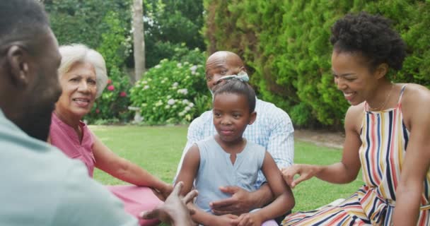 Gelukkig Afrikaans Amerikaans Gezin Zittend Pratend Spelend Tuin Familie Die — Stockvideo