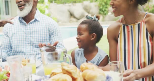 Família Afro Americana Feliz Conversando Tomando Café Manhã Jardim Família — Vídeo de Stock