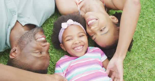一对快乐的非洲裔美国夫妇和他们的女儿在花园里玩耍的肖像 家庭一起在户外消磨时间 — 图库视频影像