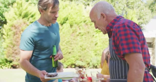 Gelukkig Kaukasisch Gezin Met Barbecue Eten Tuin Familie Die Samen — Stockvideo