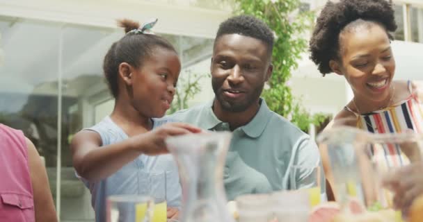 Mutlu Afro Amerikan Ailesi Konuşuyor Bahçede Kahvaltı Yapıyor Aile Birlikte — Stok video