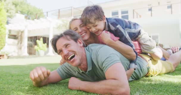 Portrait Happy Caucasian Couple Son Lying Garden Family Spending Time — Stock video