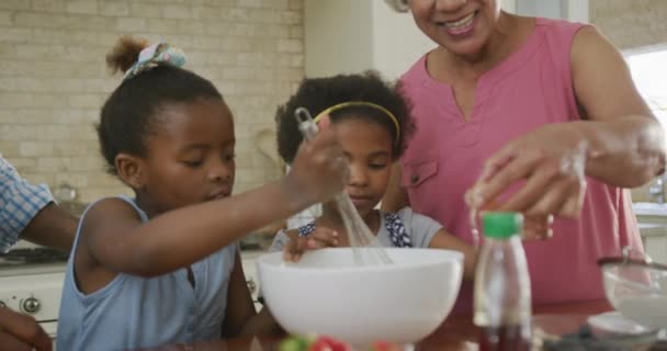 Glückliche Afrikanisch Amerikanische Großeltern Mit Enkelinnen Die Der Küche Backen — Stockvideo
