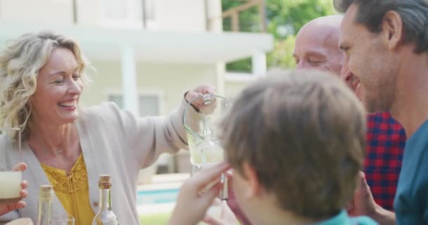 Glückliche Kaukasische Familie Beim Abendessen Und Gespräch Garten Familie Verbringt — Stockvideo