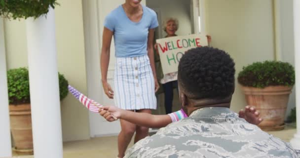 Soldado Afroamericano Abrazando Sonriente Esposa Hija Con Bandera Americana Soldado — Vídeo de stock