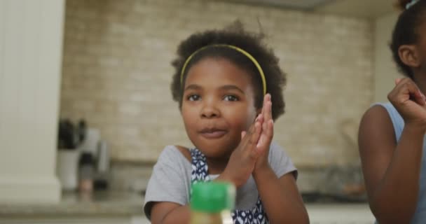 Afro Amerikan Kızları Mutfakta Yemek Yiyip Sallıyor Aile Evde Birlikte — Stok video