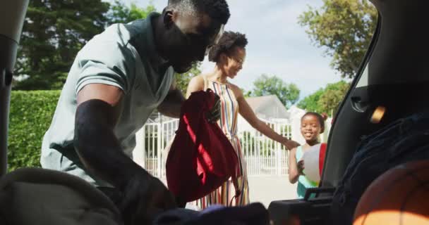 Happy Afro Americano Família Embalagem Carro Com Bolas Praia Férias — Vídeo de Stock