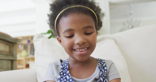 Портрет Усміхненої Афро Американської Дівчини Яка Дивиться Камеру Вітальні Проводячи — стокове відео
