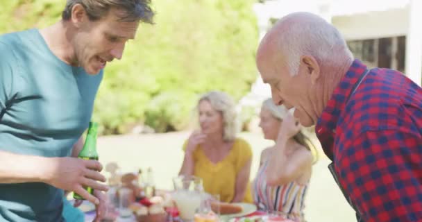 Feliz Familia Caucásica Teniendo Barbacoa Comiendo Jardín Familia Pasar Tiempo — Vídeo de stock