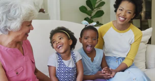 Yetişkin Kızları Torunları Oturma Odasında Olan Mutlu Afrikalı Amerikalı Büyükannenin — Stok video