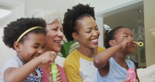 Feliz Abuela Afroamericana Con Hija Adulta Nietas Soplando Burbujas Familia — Vídeo de stock