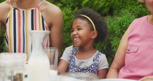 Felice Nonna Afroamericana Con Nipote Che Colazione Con Famiglia Giardino — Video Stock