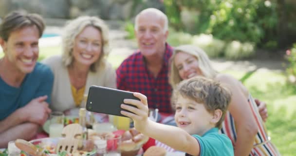 Szczęśliwa Biała Rodzina Obiad Robi Selfie Ogrodzie Spędzanie Czasu Rodziną — Wideo stockowe