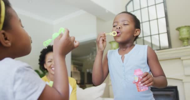 Vrolijk Afrikaans Amerikaans Grootmoeder Met Volwassen Dochter Kleindochters Die Bellen — Stockvideo